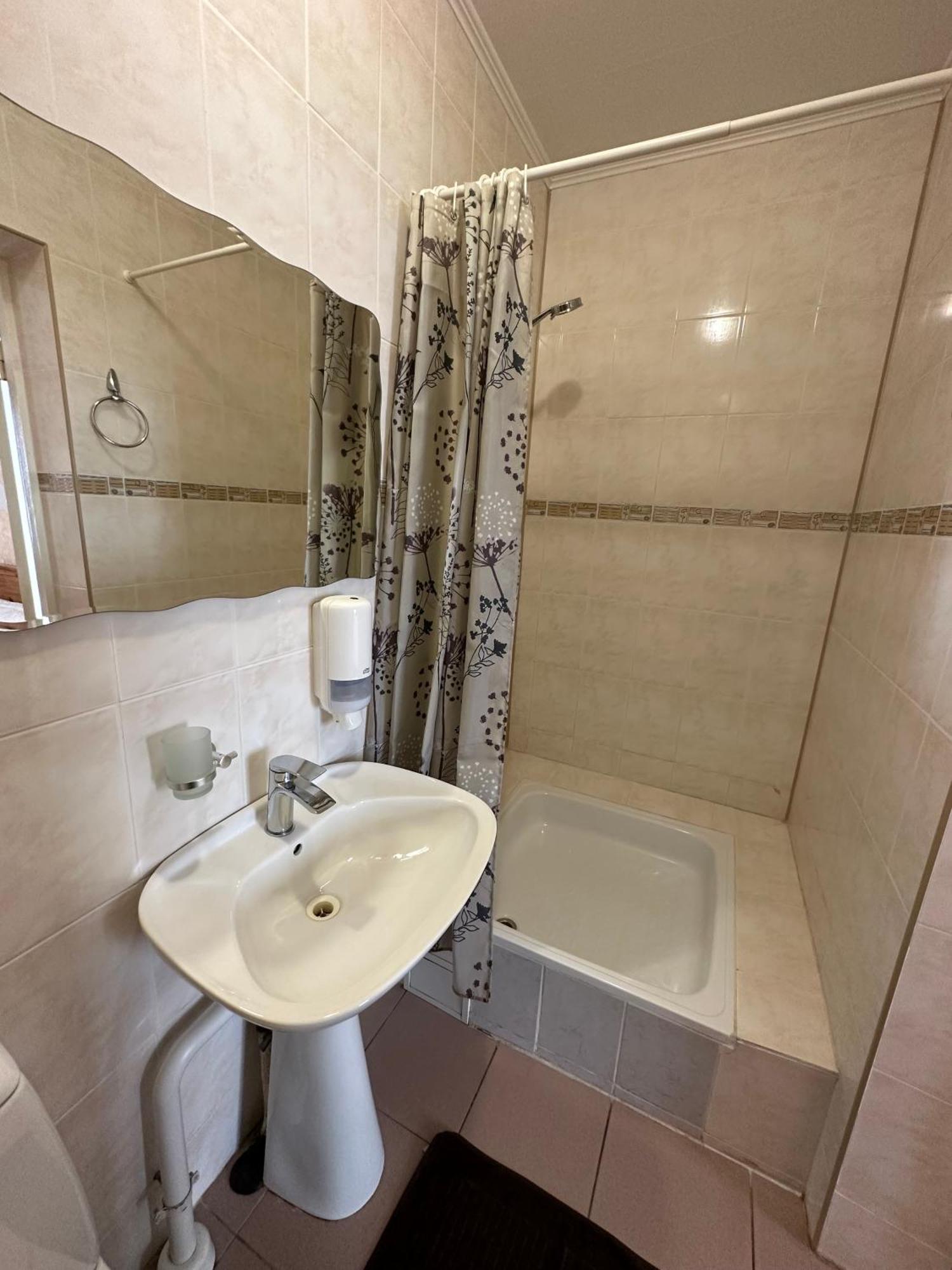 Radi Hotel Brocēni Kültér fotó